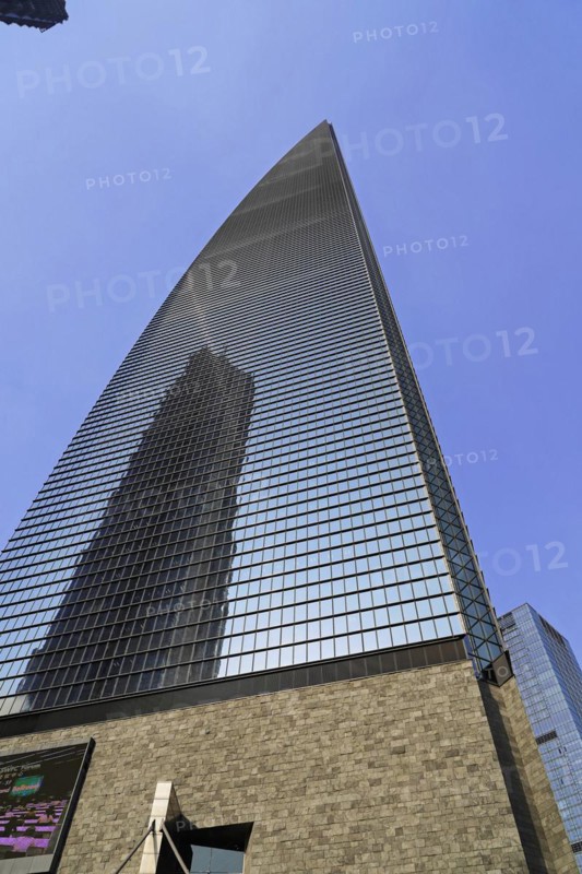 The 632 metre high Shanghai Tower, nicknamed The Twist, Shanghai, People's Republic of China, A modern skyscraper with a glass facade rises into the clear blue sky, Shanghai, China, Asia