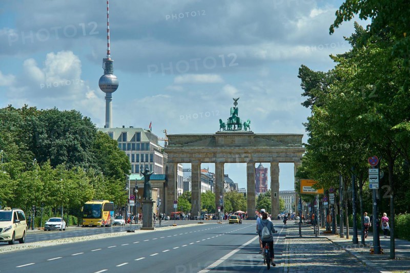 Tower of the Rotes Rathaus and the television tower, Wedding, Berlin, Berlin, 06.07.2020, Germany, Berlin, Strasse des 17. Juni, view to the Brandenburg Gate in east direction, in the background, Europe