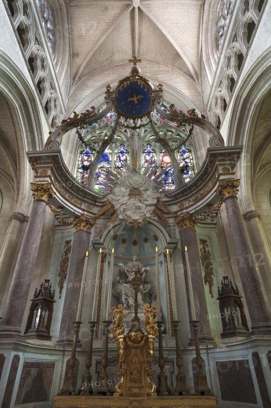 Main altar from the late 18th century, Notre Dame de l'Assomption Cathedral, Lucon, Vendee, France, Europe