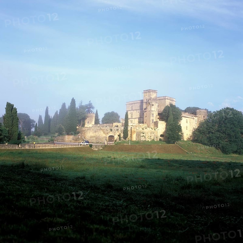 Renaissance castle of Lourmarin, Parc Naturel Regional du Luberon, Luberon, Provence, France, Europe