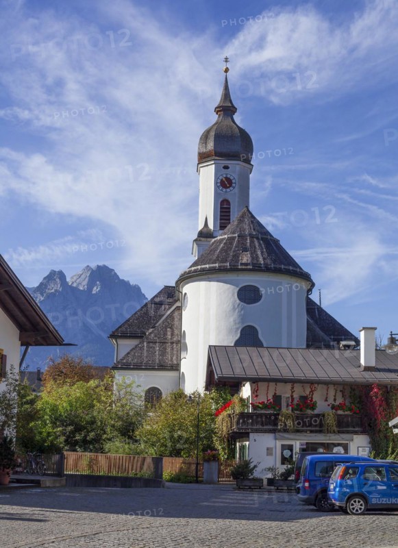 St Martin's parish church, Wetterstein mountains with Zugspitze massif, Garmisch district, Garmisch-Partenkirchen, Werdenfelser Land, Upper Bavaria, Bavaria, Germany, Europe