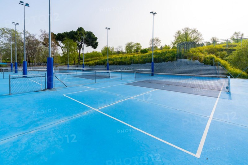 Outdoors sportive facilities with pickleball courts and no people in a sunny day