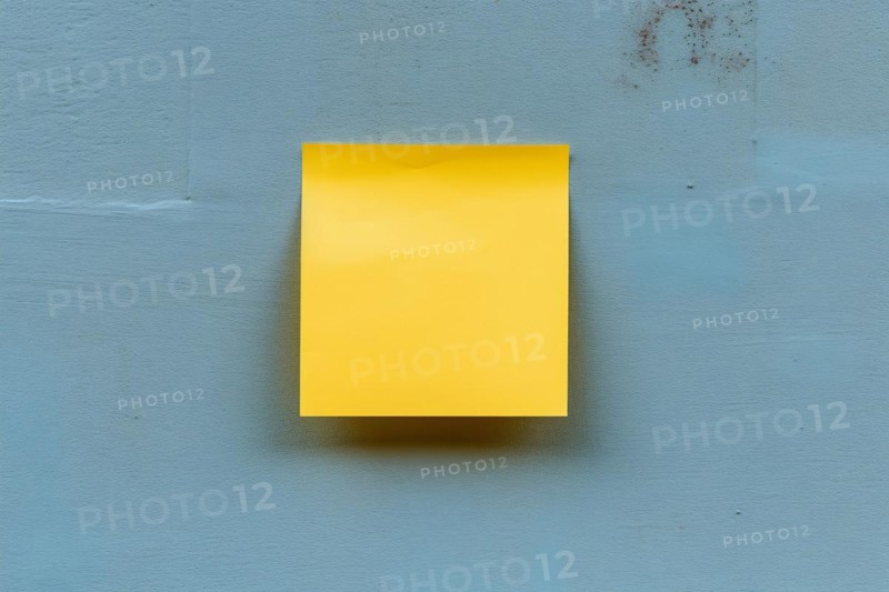 Yellow empty memo note pad stuck to blue wall. KI generiert, generiert, AI generated