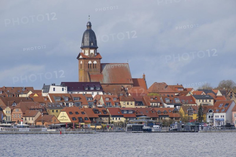 Town view Waren with church St. Marien and harbour, Mueritzsee, Waren, Mueritz, Mecklenburg Lake District, Mecklenburg, Mecklenburg-Vorpommern, Germany, Europe