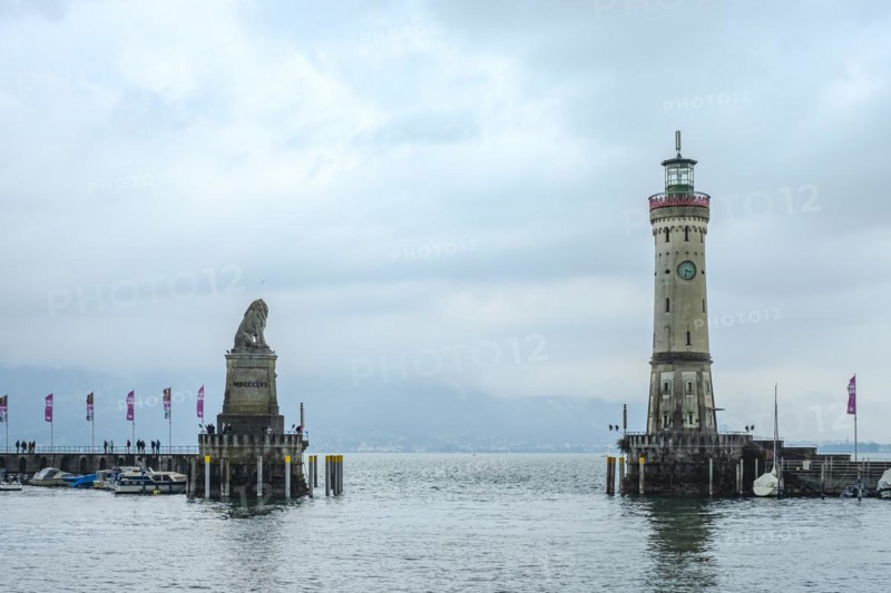 Harbour entrance with the Bavarian Lion and the lighthouse, Lindau (Lake Constance), Bavaria, Germany, Europe