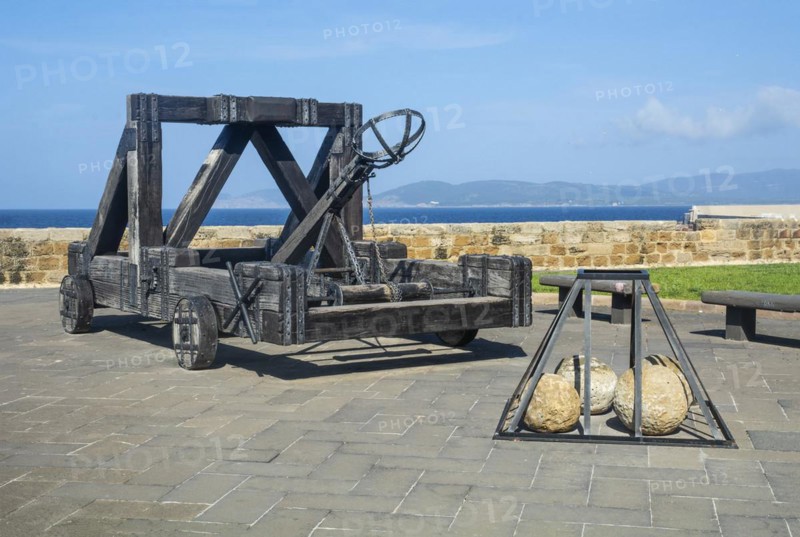 Medieval catapult at fortress wall of Alghero, Sardinia, Italy, Mediterranean, Southern Europe, Europe
