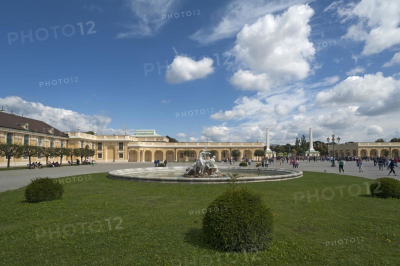 Court of Honour with fountain and main entrance, Schoenbrunn Palace, Schoenbrunn, Vienna, Austria, Europe
