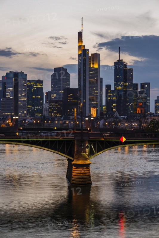 Skyline and banking district at sunset, twilight, Tower 185, Commerzbank, HelaBa, Hessische Landesbank, Deutsche Bank, Ignatz-Bubis-Bruecke, Frankfurt am Main, Hesse, Germany, Europe