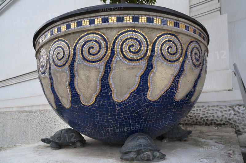 Flower bowl with shields in front of the entrance to the exhibition centre of the Vienna Secession (Viennese Art Nouveau), 1898, designed by Otto Wagner, built by Joseph Maria Olbrich, Vienna, Austria, Europe