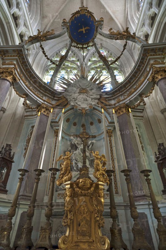 Main altar from the late 18th century, Notre Dame de l'Assomption Cathedral, Lucon, Vendee, France, Europe
