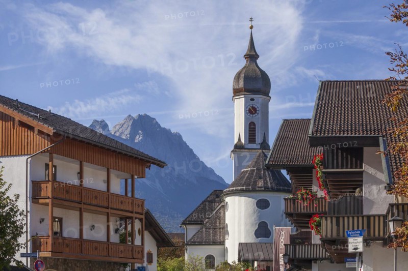 St Martin's parish church, Wetterstein mountains with Zugspitze massif, Garmisch district, Garmisch-Partenkirchen, Werdenfelser Land, Upper Bavaria, Bavaria, Germany, Europe