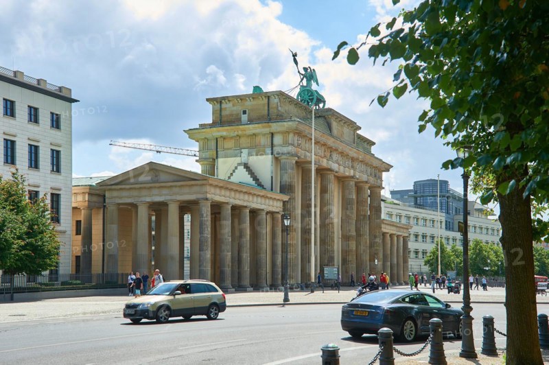 06.07.2020, Germany, Berlin, Strasse des 17. Juni, View of the Brandenburg Gate, Berlin, Berlin, Germany, Europe
