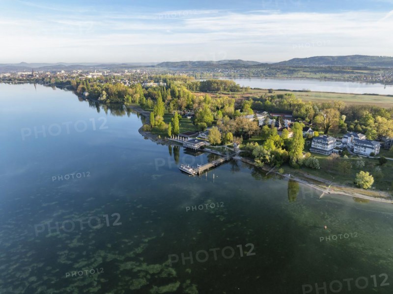 Aerial view of the Mettnau peninsula in western Lake Constance with the spa centre, Mettnaukur, landing stage and restaurant Strandcafe, Radolfzell, district of Constance, Baden-Wuerttemberg, Germany, Europe