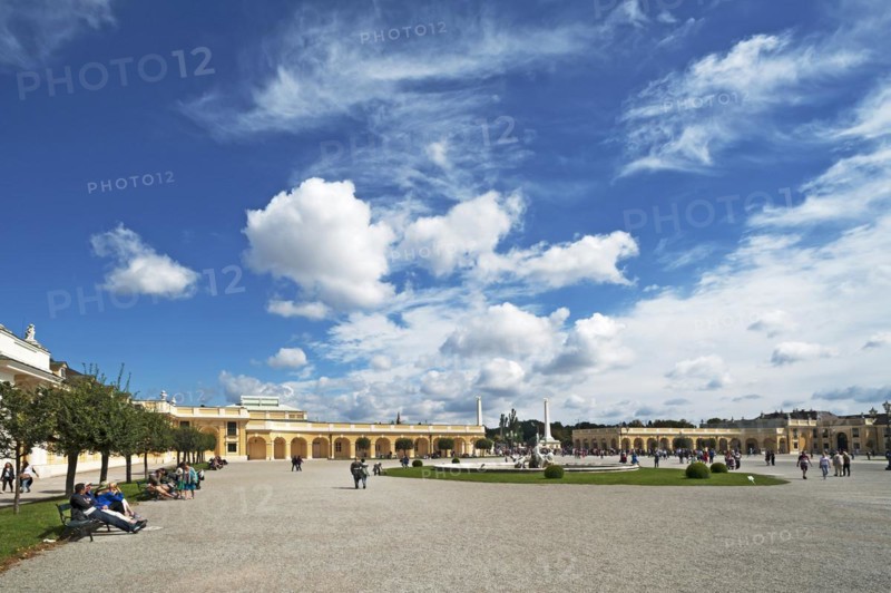 Court of Honour with fountain and main entrance, Schoenbrunn Palace, Schoenbrunn, Vienna, Austria, Europe