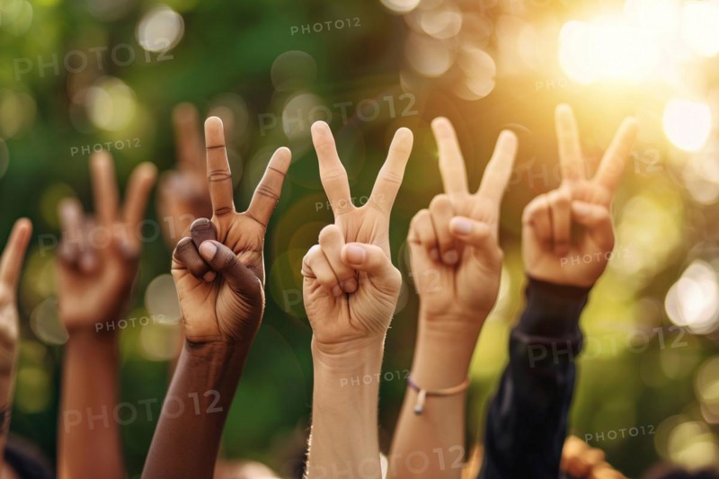 Crowd of people with raised hands with peace sign. KI generiert, generiert, AI generated