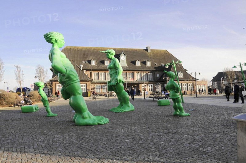 Westerland, Sylt, Schleswig-Holstein, Green sculptures of figures on a public square in the town, Sylt, North Frisian Island, Schleswig Holstein, Germany, Europe