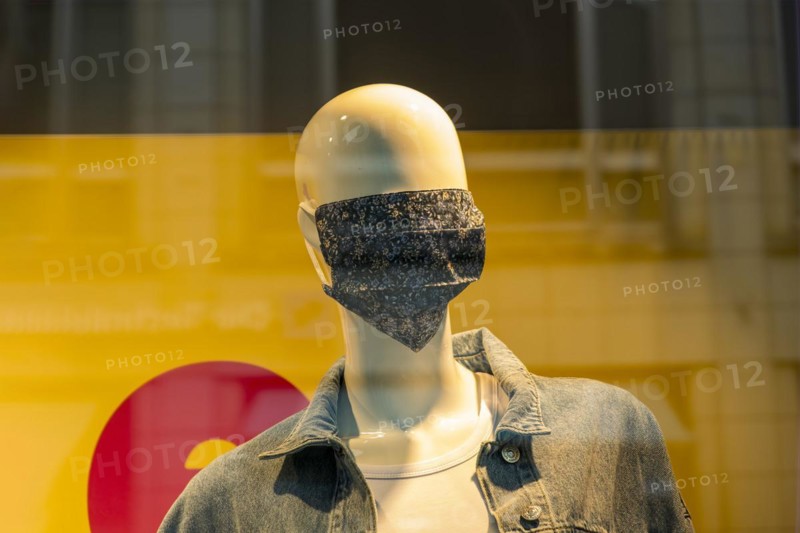 Mannequin with a corona mask on its face in a shop window of a fashion shop in the city centre of Weimar, Thuringia, Germany, Europe