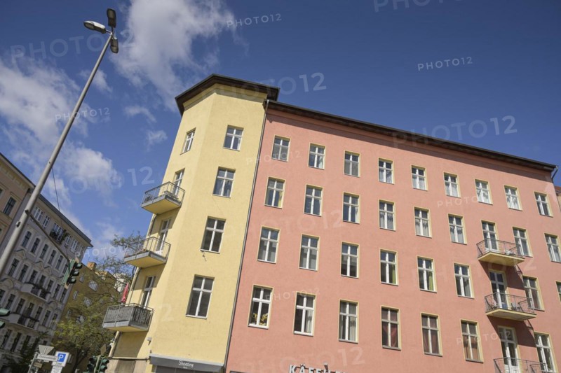 Evacuated and closed house, danger of collapse, Goltzstrasse / Grunewaldstrasse, Schoeneberg, Tempelhof-Schoeneberg, Berlin, Germany, Europe