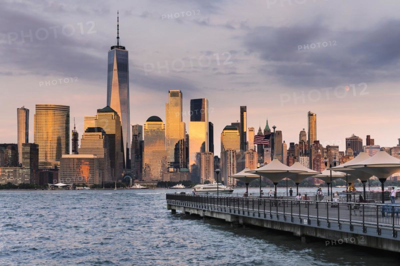 View from Gantry Park to Manhattan with One World Trade Centre at sunset, New York City, New York State, USA, New York City, New York State, USA, North America