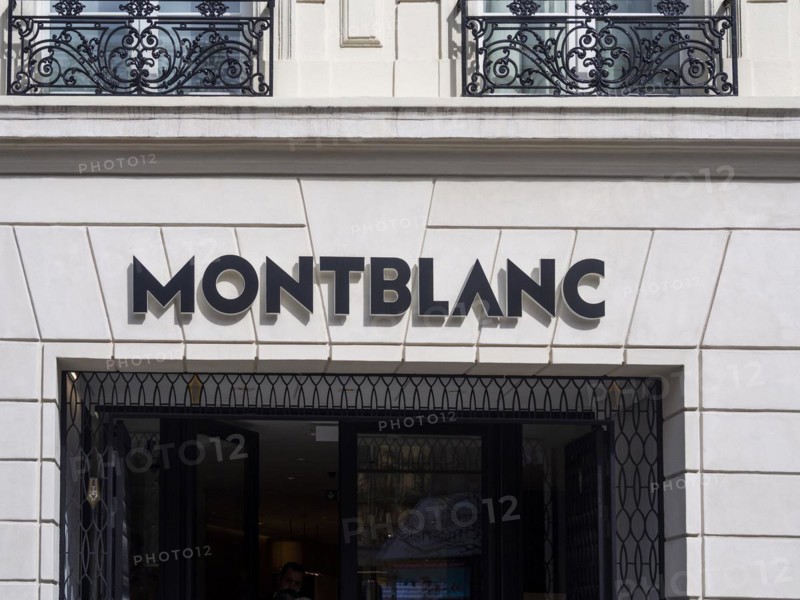 Paris 8e arrondissement. Mont Blanc shop on the champs Elysees avenue, Ile de France, France, Europe