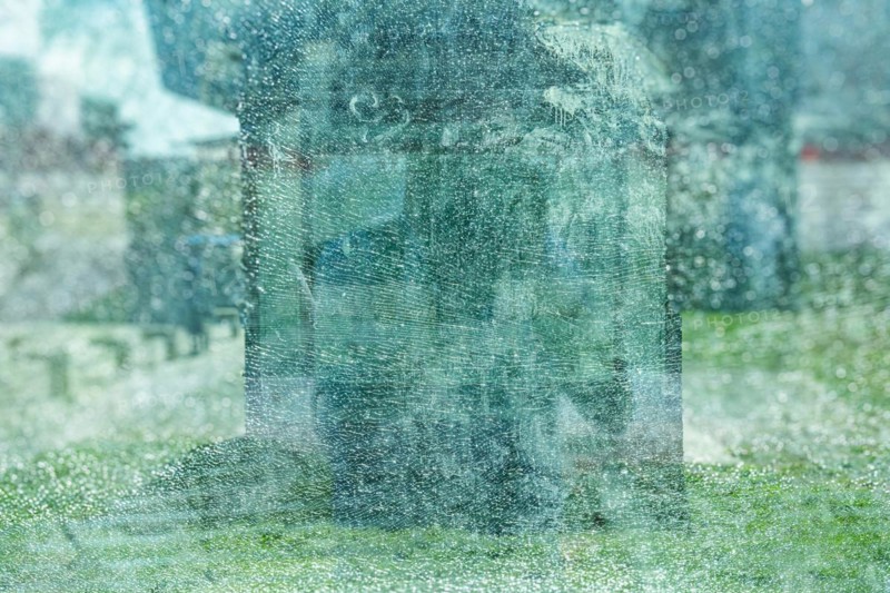 Cracked glass of a laminated glass pane