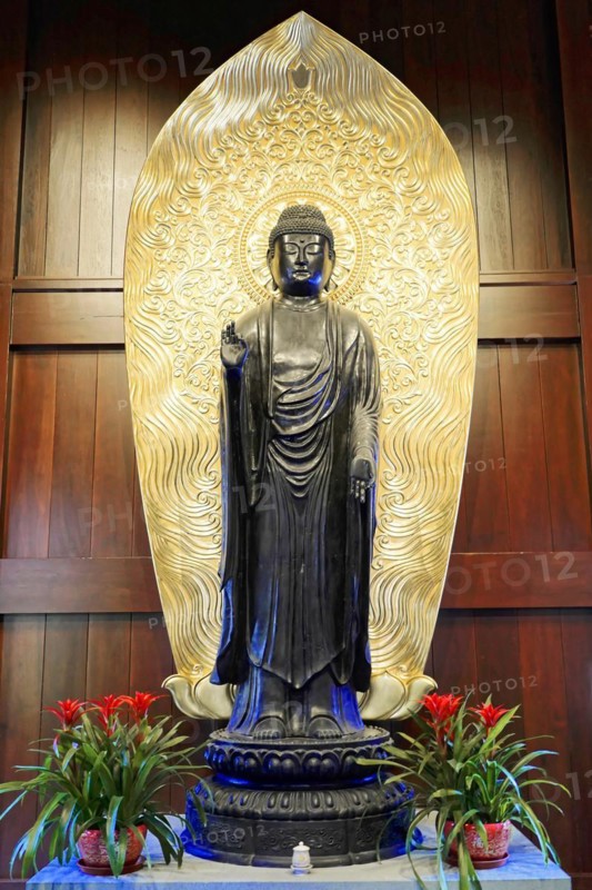 Jade Buddha Temple, Shanghai, Large Buddha statue in front of a gold-decorated background, Shanghai, China, Asia