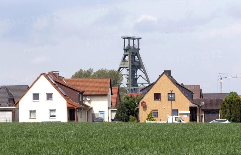 Conveyor tower of Schacht Konrad, a disused iron ore mine. The first final repository for low and intermediate-level radioactive waste authorised under nuclear law in Germany is being built here, Salzgitter, 09/05/2015, Salzgitter, Lower Saxony, Germany, Europe