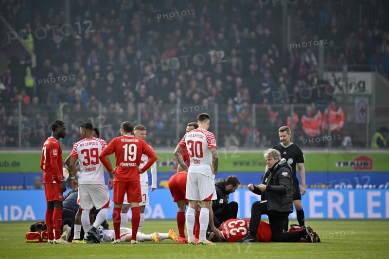 Lennard Maloney 1. FC Heidenheim 1846 FCH (33) Xavi Simons RasenBallsport Leipzig RBL (20) injured on the ground, injury, Referee Referee Tobias Welz, Voith-Arena, Heidenheim, Baden-Wuerttemberg, Germany, Europe