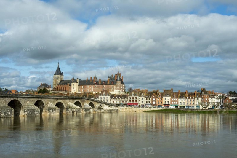 Gien. River Loire and the old bridge. Loiret departement. Centre-Val de Loire. France