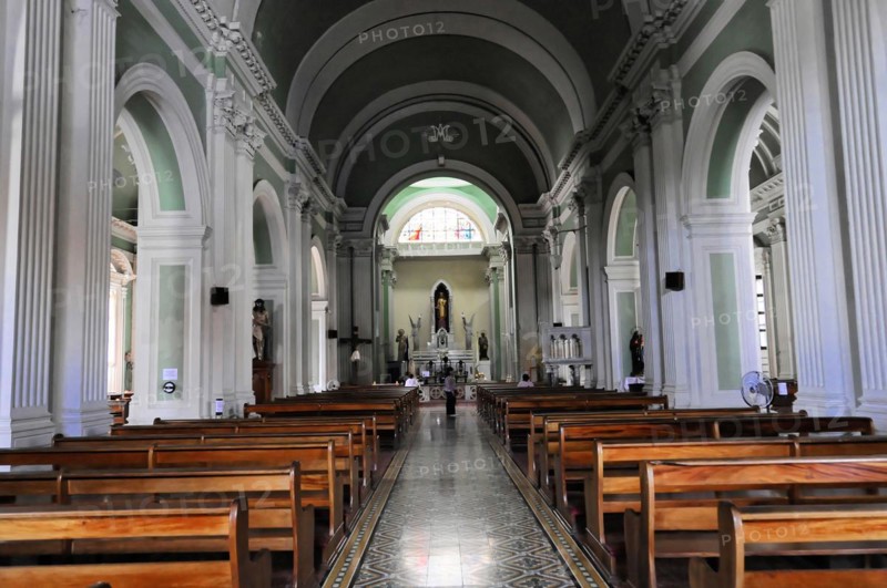 Church Iglesia de Guadalupe, built 1624 -1626, Granada, Nicaragua, Interior of a church with benches, columns and a green altar area, Central America, Central America -, Central America