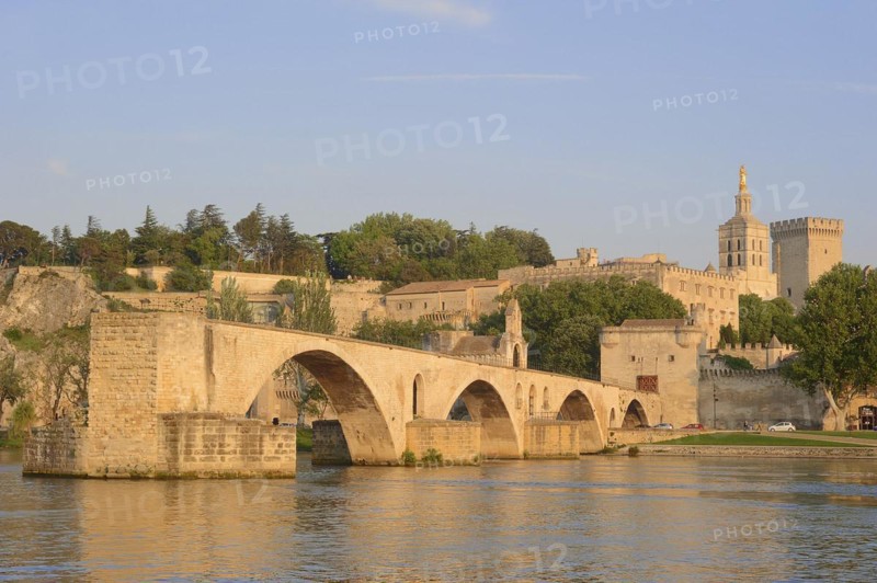 Pont Saint Benezet bridge, Palais des Papes and Notre-Dame des Doms cathedral, Avignon, Vaucluse, Provence-Alpes-Cote d'Azur, Southern France, France, Europe