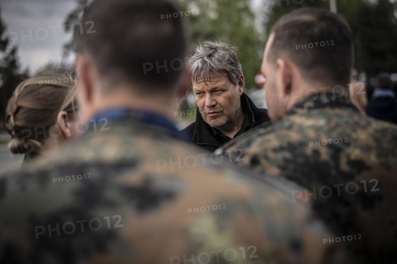 Federal Minister for Economic Affairs and Climate Protection Robert Habeck (Alliance 90/The Greens) visits Poland, Ukraine and the Republic of Moldova from 17.04-19.04.2024. Reszow, 17.04.2024. Flight to Poland, meeting with German and Ukrainian soldiers in the Ukrainian sovereign territory of Reszow Airport, Poland together with the Federal Government Commissioner for Human Rights Luise Amtsberg