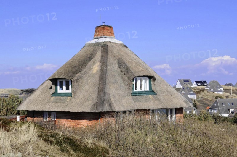 Hoernum, Sylt, North Frisian Island, close-up of a house with thatched roof under a clear blue sky, Sylt, North Frisian Island, Schleswig Holstein, Germany, Europe