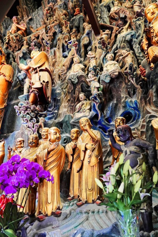 Jade Buddha Temple, Shanghai, Colourful relief of Asian figures in traditional dress, Shanghai, China, Asia