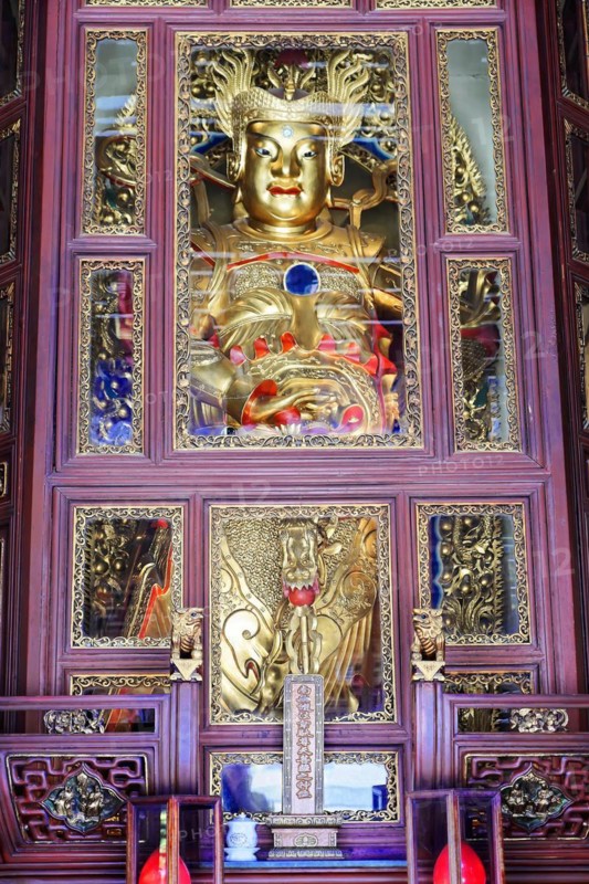 Jade Buddha Temple, Shanghai, A golden, decorated religious statue in a temple, Shanghai, China, Asia