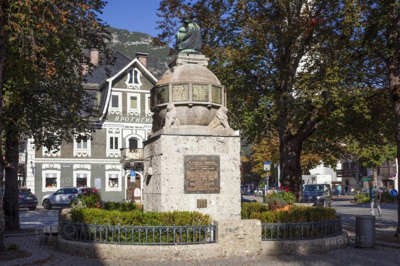 Old pharmacy and war memorial on Marienplatz, Garmisch district, Garmisch-Partenkirchen, Werdenfelser Land, Upper Bavaria, Bavaria, Germany, Europe