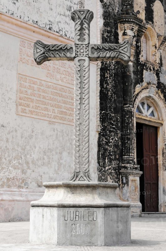 Church Iglesia de Guadalupe, built 1624 -1626, Granada, Nicaragua, Stone pillar with a cross and the inscription Jubilee 2000, Central America, Central America -, Central America