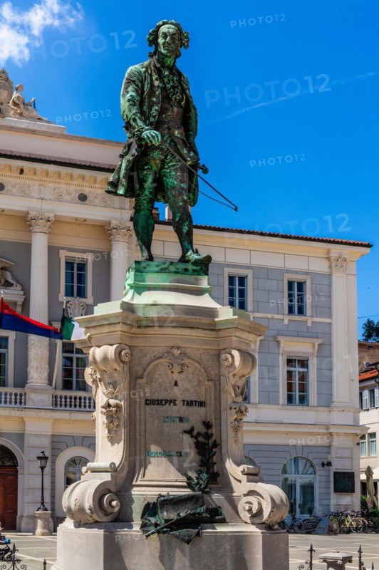 Tartini Square with bronze statue of the composer Giuseppe Tartini, by Venetian artist Antonio Dal Zotto, harbour town of Piran on the Adriatic coast with Venetian flair, Slovenia, Piran, Slovenia, Europe