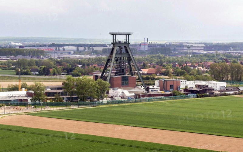 Conveyor tower of Schacht Konrad, a disused iron ore mine. The first final repository for low and intermediate-level radioactive waste authorised under nuclear law in Germany is being built here, Salzgitter, 09/05/2015, Salzgitter, Lower Saxony, Germany, Europe