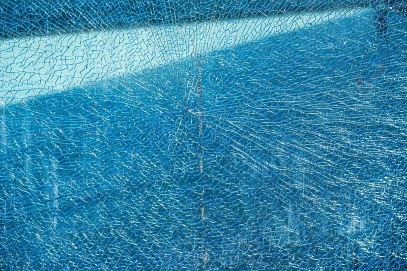 Cracked glass of a laminated glass pane