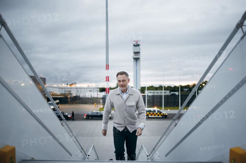 Christian Lindner (FDP), Federal Minister of Finance, pictured boarding an aircraft of the Bundeswehr air force. The Minister is travelling to the IMF Spring Meeting in Washington. Berlin, 16.04.2024. Photographed on behalf of the Federal Ministry of Finance (BMF)