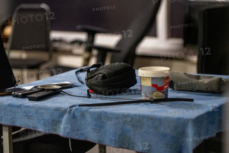 A table with personal belongings and a disposable coffee cup, Cologne police led a raid against illegal gambling on Friday evening. Around 200 investigators from the police, customs, tax investigation, the public order office, the tax and revenue office, the foreigners authority and the public catering office were out on the streets of Cologne on Friday evening. They search 25 properties where there are indications that illegal gambling is taking place. And they make a find