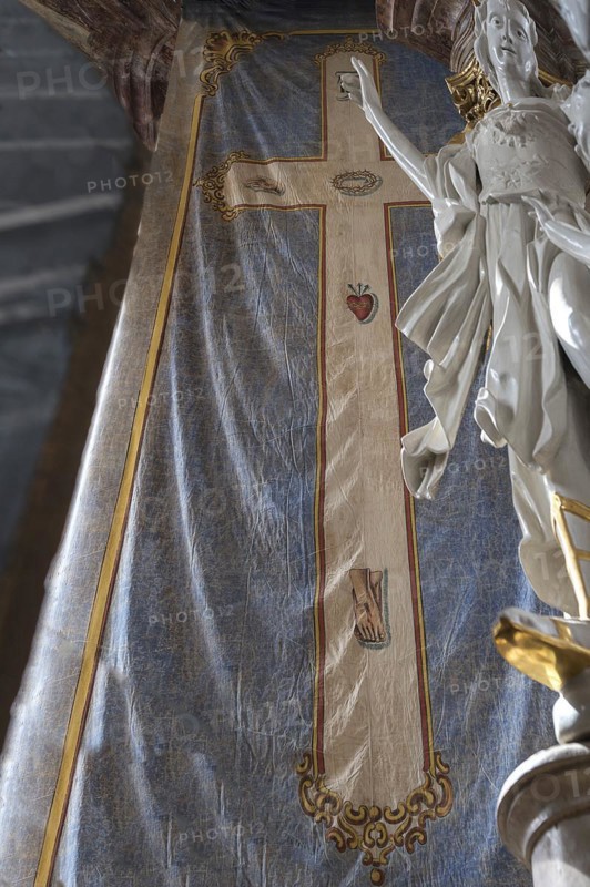 Historic Lenten Shroud hangs behind the Holy Sepulchre, St Wendelin, Kirchenweg 8, Eyershausen, Lower Franconia, Bavaria, Germany, Europe