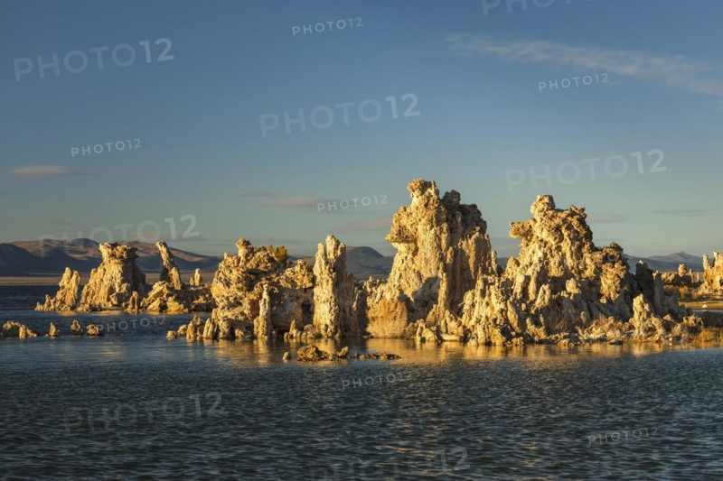 Mono Lake at sunset, Mono Lake Tufa State Reserve, Sierra Nevada, California, USA, Mono Lake Tufa State Reserve, California, USA, North America