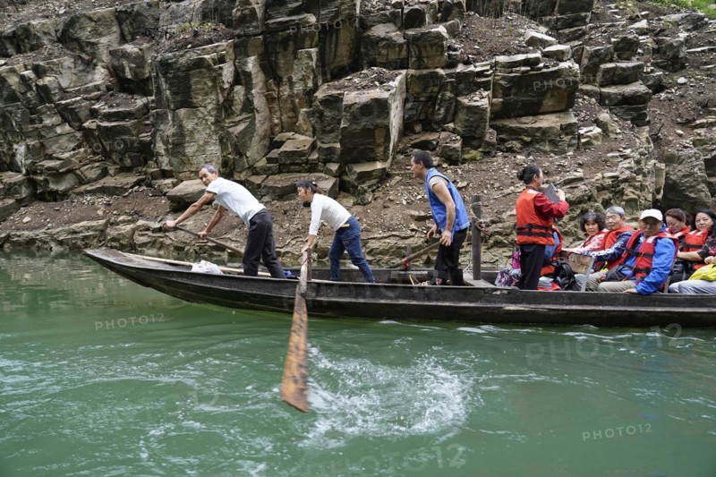 Special boats for the side arms of the Yangtze, for the tourists of the river cruise ships, Yichang, China, Asia, Boat rowers working on the banks of a river with passengers on board, Hubei province, Asia