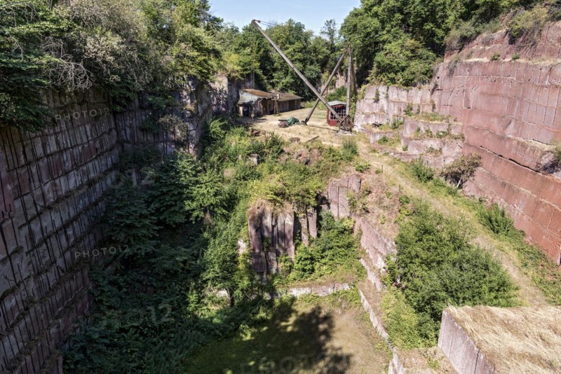 Disused Michelnau quarry, Michelnau tuff, red basalt, red lava, cinder agglomerate, Tertiary volcano, geotope, wooden crane, derrick crane, industrial monument, Michelnau, Vogelsberg Volcanic Region nature park Park, Nidda, Wetterau, Hesse, Germany, Europe