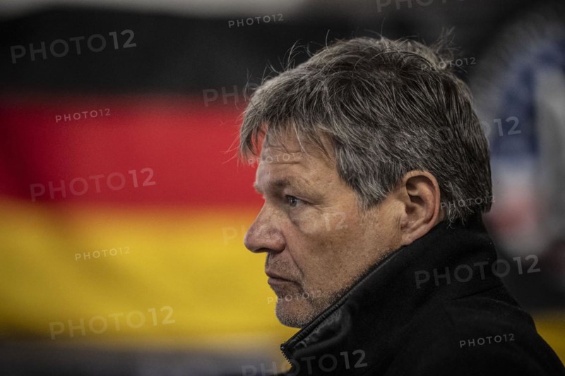 Federal Minister for Economic Affairs and Climate Protection Robert Habeck (Alliance 90/The Greens) visits Poland, Ukraine and the Republic of Moldova from 17.04-19.04.2024. Reszow, 17.04.2024. Flight to Poland, meeting with German and Ukrainian soldiers in the Ukrainian sovereign territory of Reszow Airport, Poland together with the Federal Government Commissioner for Human Rights Luise Amtsberg