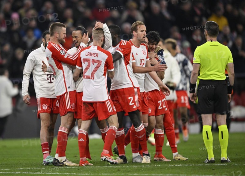 FC Bayern Muenchen players celebrate victory, Konrad Laimer FC Bayern Muenchen FCB (27) Eric Dier FC Bayern Muenchen FCB (15) Dayot Upamecano FC Bayern Muenchen FCB (02) Harry Kane FC Bayern Muenchen FCB (09) Leroy Sane FC Bayern Muenchen FCB (10) Raphael Guerreiro FC Bayern Muenchen FCB (22) Referee Referee Danny Makkelie (NED), Allianz Arena, Munich, Bavaria, Germany, Europe