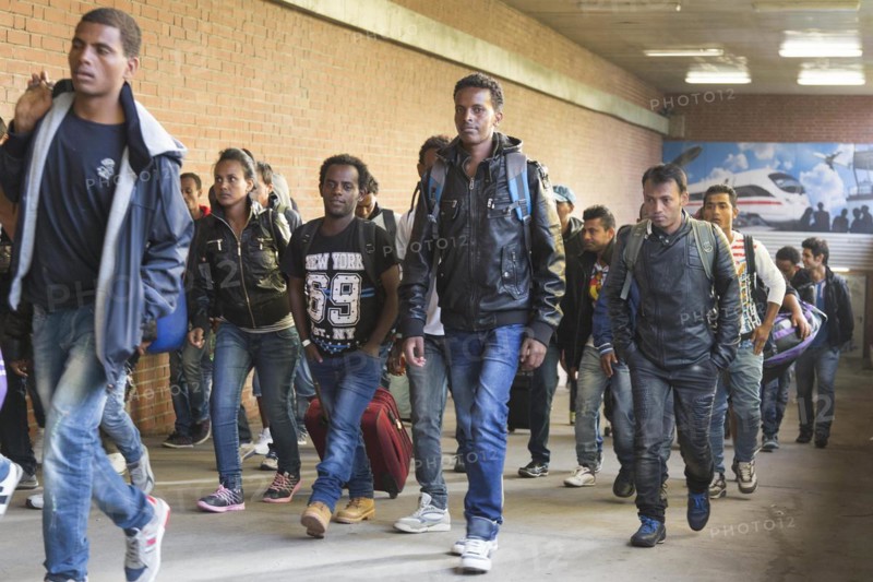 Syrian refugees have arrived at Schoenefeld station on a special train. They are then taken by bus to accommodation in Berlin, 13/09/2015, Schoenefeld, Brandenburg, Germany, Europe