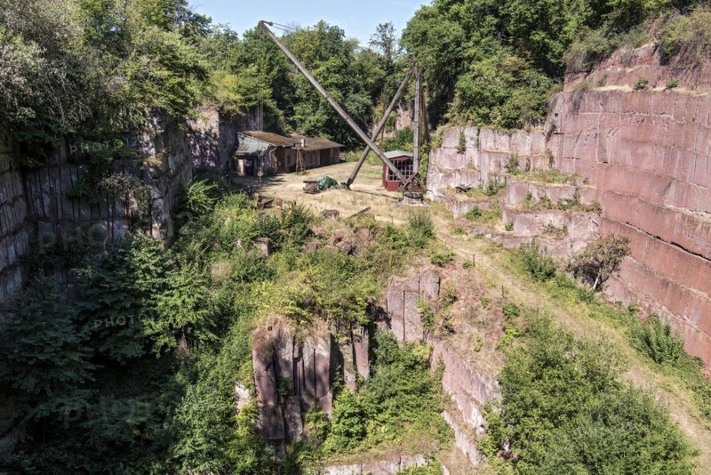 Disused Michelnau quarry, Michelnau tuff, red basalt, red lava, cinder agglomerate, Tertiary volcano, geotope, wooden crane, derrick crane, industrial monument, Michelnau, Vogelsberg Volcanic Region nature park Park, Nidda, Wetterau, Hesse, Germany, Europe